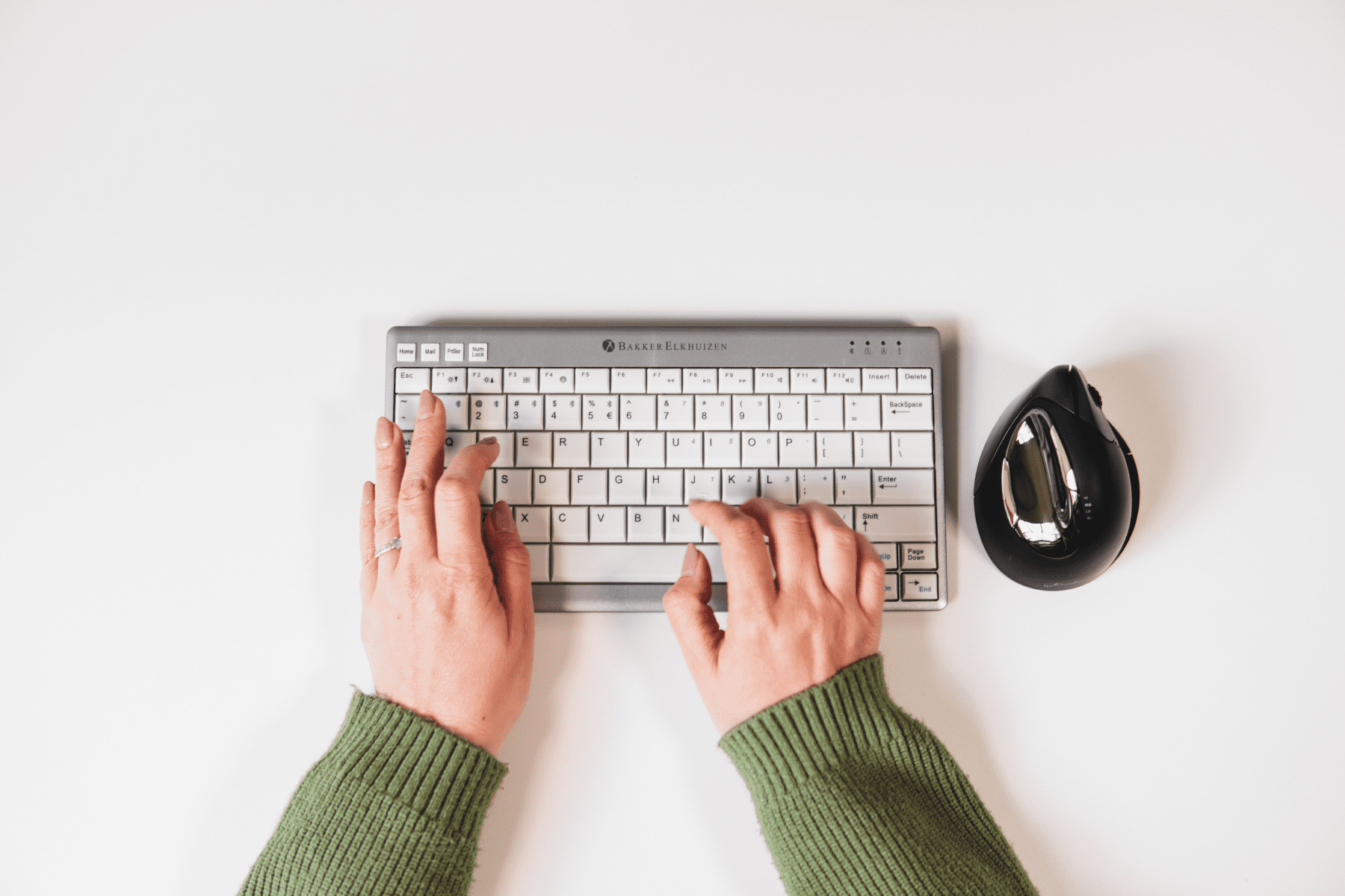 Bakker Elkhuizen Ultraboard 950 Compact Keyboard Bluetooth - in use with Evoluent Mouse on right