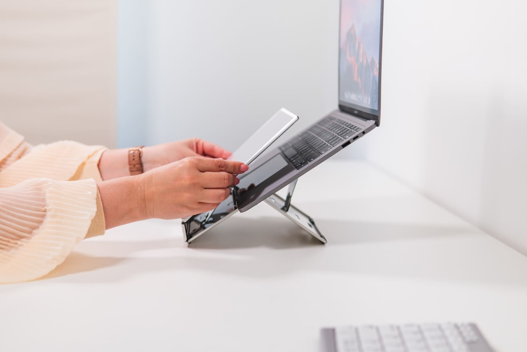 Ergo-Q 260 Laptop Stand - in use with mobile phone