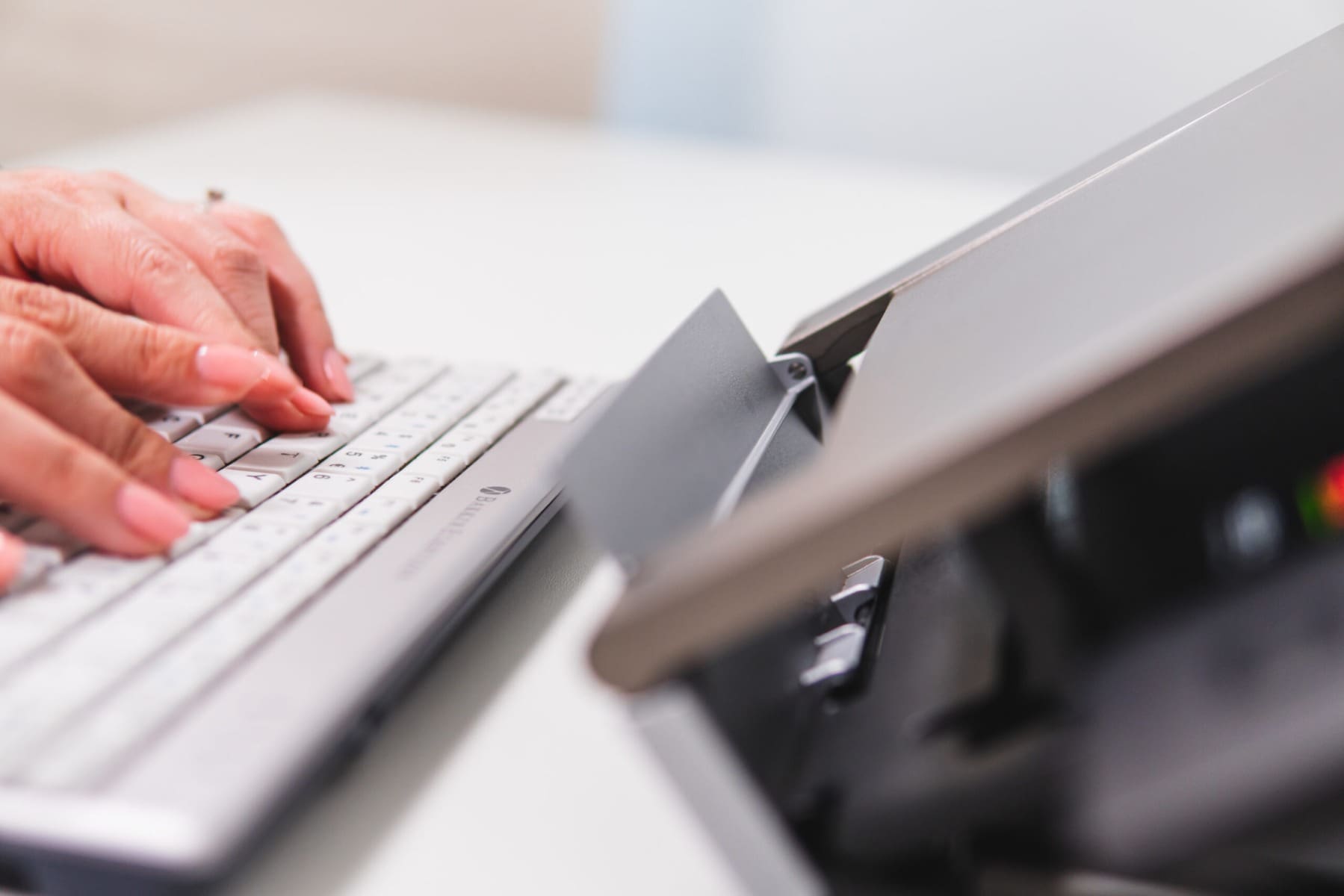 Ergo-Q 260 Laptop Stand - in use with external keyboard
