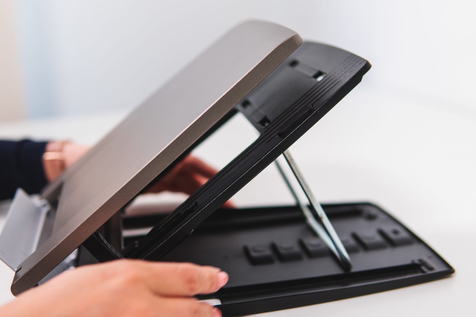 Ergo-Q 330 Laptop Stand - in use