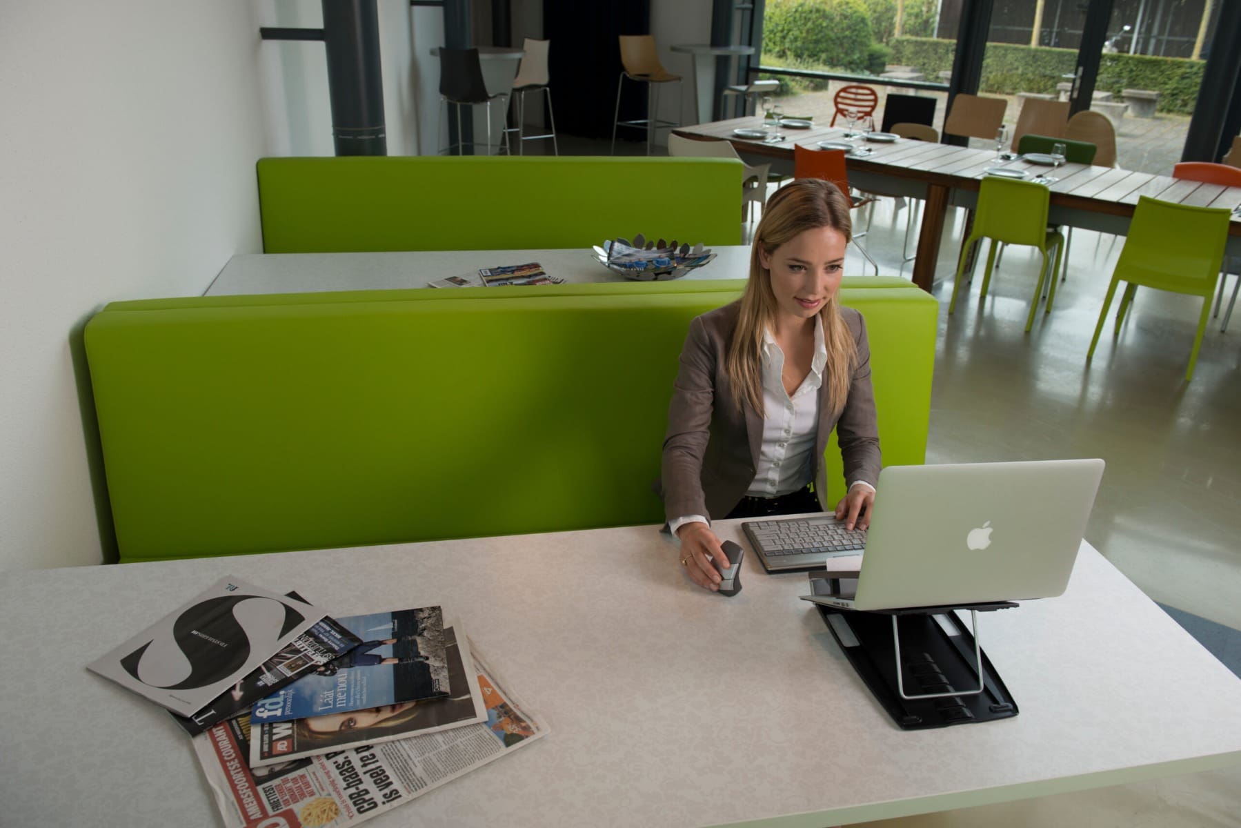 Ergo-Q 330 Laptop Stand - in use