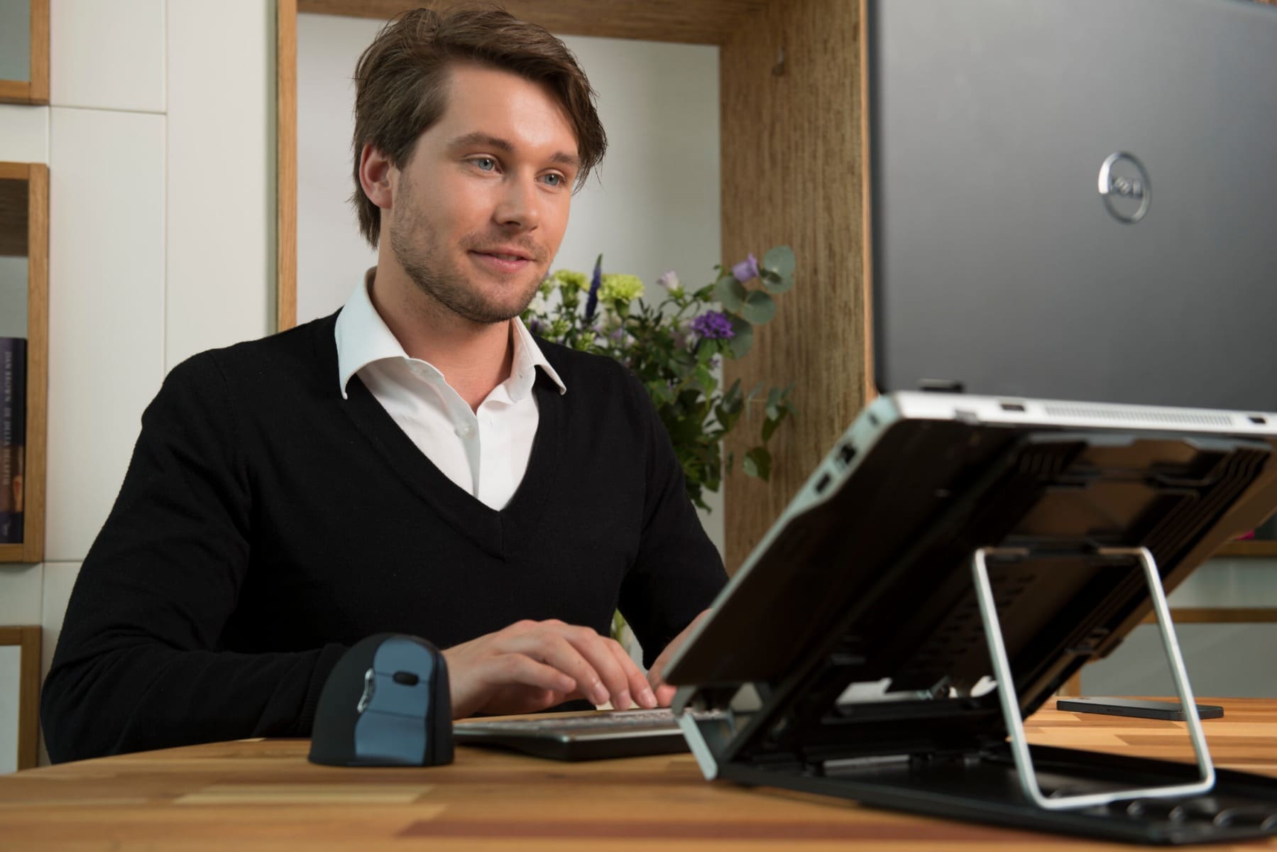 Ergo-Q 330 Laptop Stand - in use