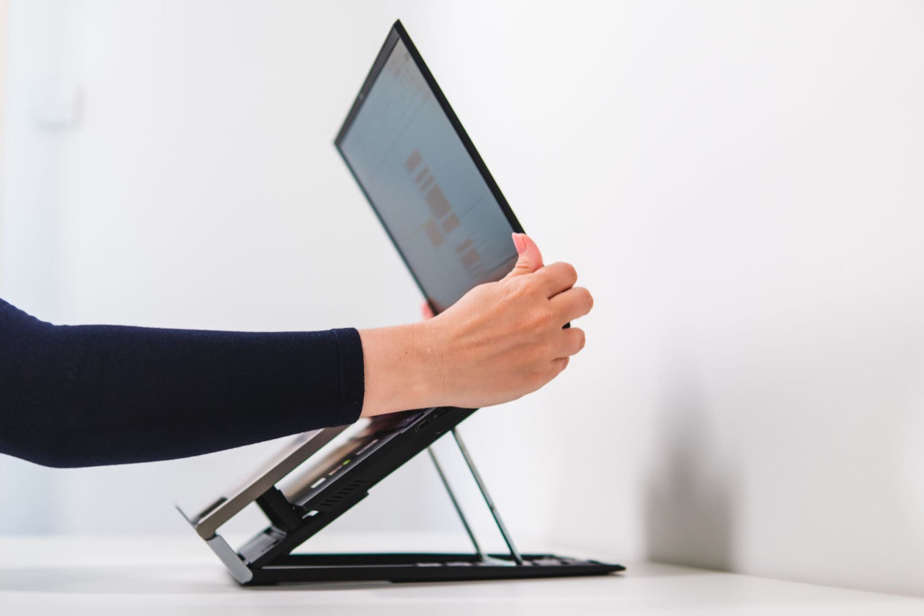 Ergo-Q 330 Laptop Stand - in use