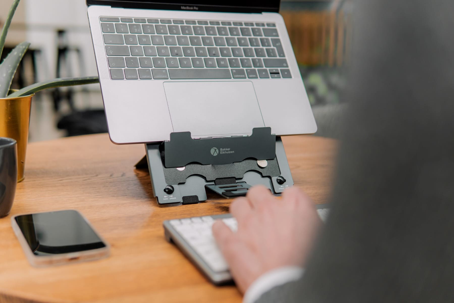 Bakker Elkhuizen Ergo-Q Hybrid Stand - Image 24