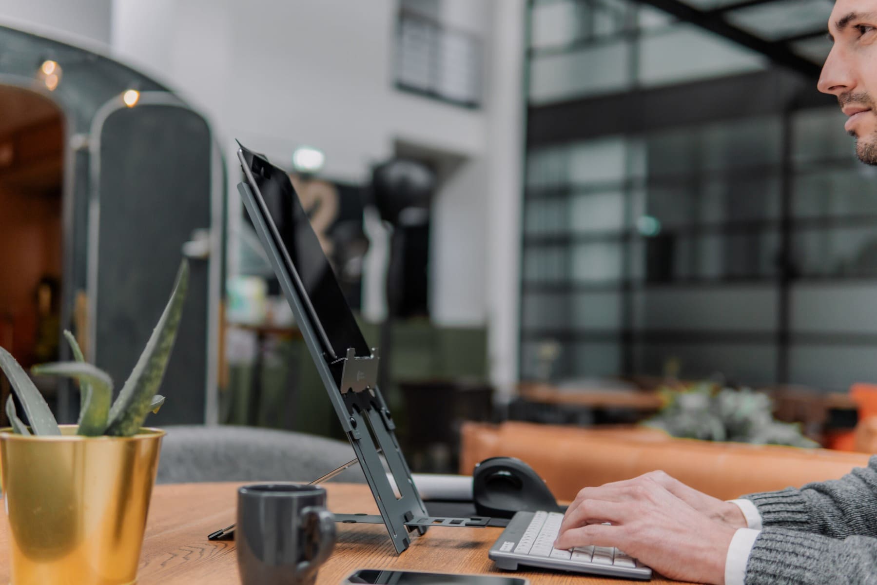 Bakker Elkhuizen Ergo-Q Hybrid Stand - Image 27